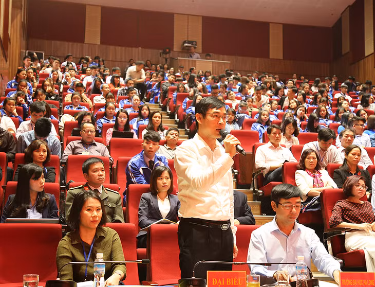 Giáo viên Trường Đại học Hạ Long phát biểu tại hội nghị.