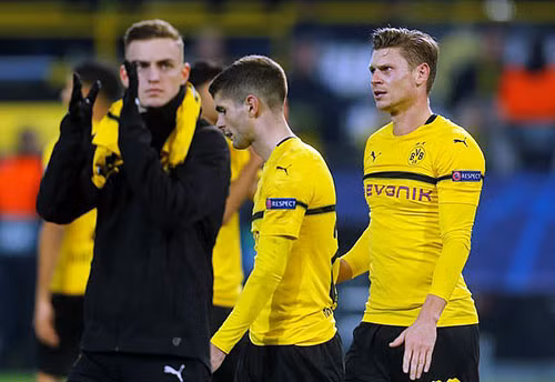 Cầu thủ Dortmund buồn vì không giành trọn ba điểm. Ảnh: Reuters.