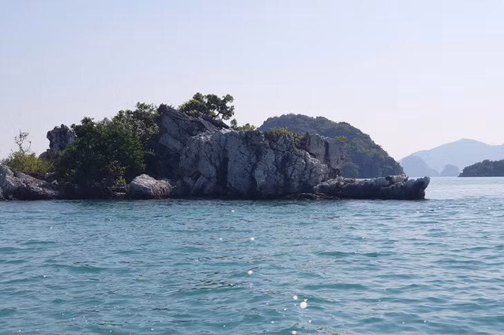 Những dãy núi đá với hình thù độc đáo nằm yên bình trong khu vườn di sản.