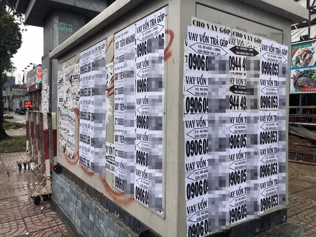 Những tờ rơi kêu gọi cho vay vốn được dán khắp nơi, kín cả tủ điện. Ảnh: dantri.vn