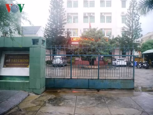 Ông Dương được đồng nghiệp phát hiện chết trong tư thế treo cổ tại nhà vệ sinh.