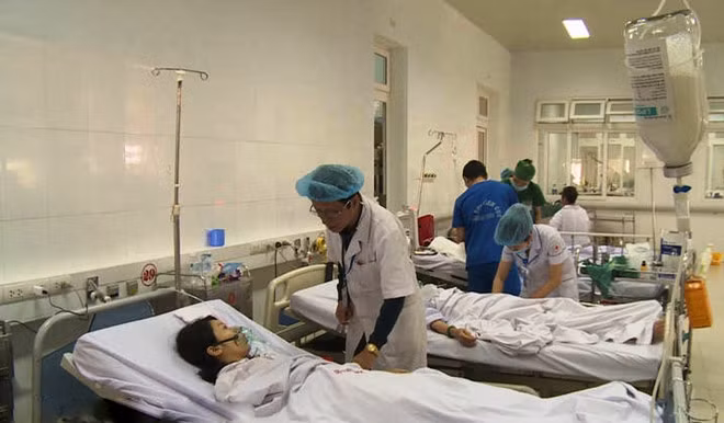 Chị Nhàn, một trong 4 nạn nhân bị ngộ độc đang được chăm sóc tại Bệnh viện đa khoa Nghệ An. Ảnh: Thanh Thuận.