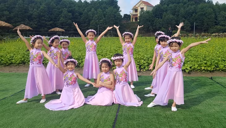 Các cháu bé trường Mầm non Hoa Lan viu thích khi được tập múa trong không gia rực rỡ sắc hoa