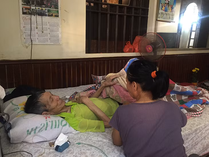 Sức khỏe ông Luân hiện rất yếu, mọi sinh hoạt đều tại chỗ, nhờ sự hỗ trợ từ vợ.