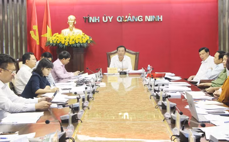 Bí thư Tỉnh uỷ, Chủ tịch HĐND tỉnh Nguyễn Văn Đọc chủ trì hội nghị.