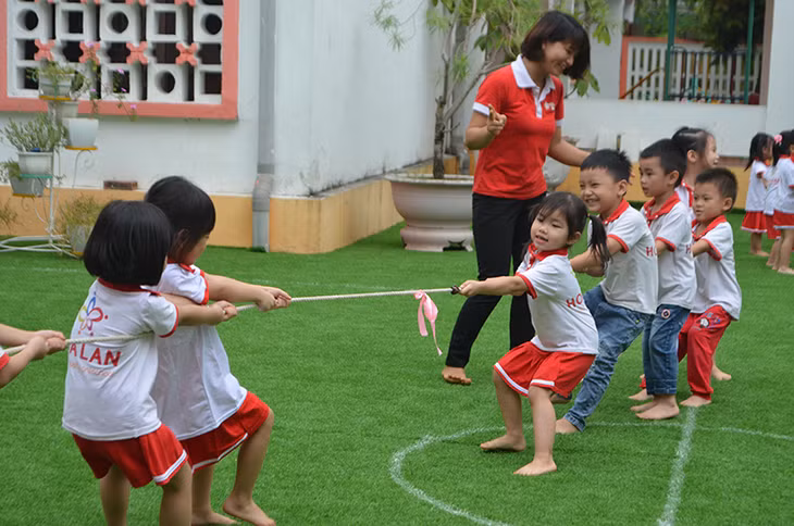 Giờ học ngoài trời của trẻ tại Trường mầm non Hoa Lan (phường Trưng Vương, TP Uông Bí). Ảnh: Thanh Hoa