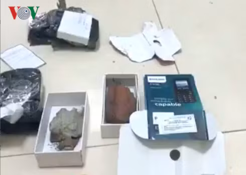 Toàn bộ 3 gói hàng chỉ là gạch vỡ, đá.