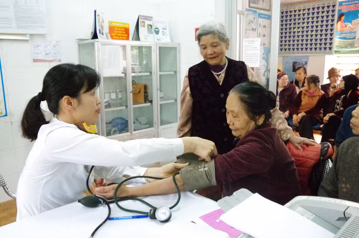 Các y, bác sĩ của Lữ đoàn 170 vùng 1 Hải quân khám cho các đối tượng chính sách