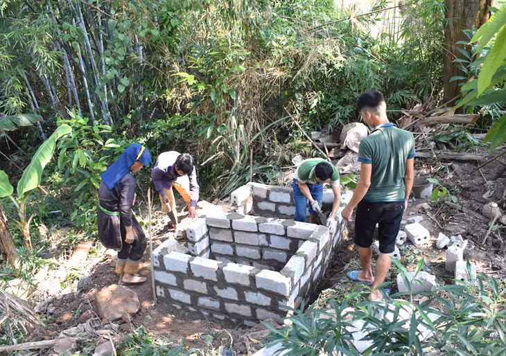 Chị Triệu Kim Lan xây nhà tiêu hợp vệ sinh đồng thời với xây nhà từ nguồn hỗ trợ Dự án Nhà chống lũ