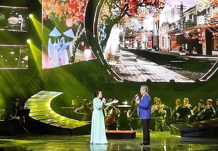 Song ca Quang Thọ- Lan Anh trong ca khúc “Thu quyến rũ” của nhạc sĩ Đoàn Chuẩn. Ảnh: Lê Đăng Vệ (CTV).