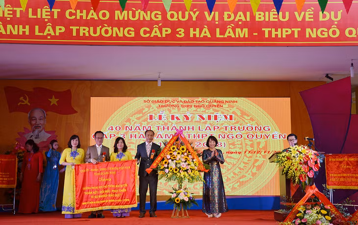 Đồng chí Vũ Thị Thu Thủy, Phó Chủ tịch UBND tỉnh tặng bức trướng của Tỉnh ủy, HĐND, UBND tỉnh cho Trường THPT Ngô Quyền.