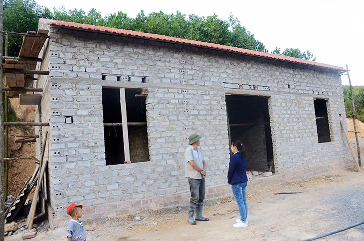 Hộ nghèo được hỗ trợ vay vốn 50 triệu đồng, lãi suất 0% trong 5 năm đầu để xây dựng nhà ở.
