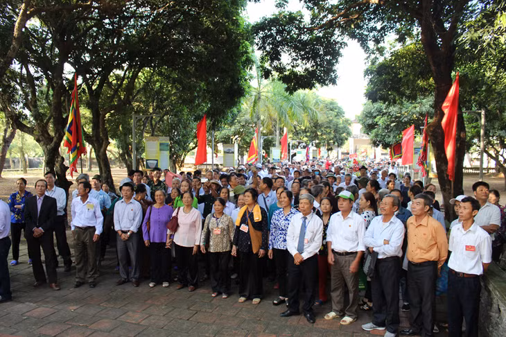 Du khách tham quan, vãng cảnh tại lễ hội đền An Sinh năm 2018. Ảnh: Phạm Tùng, Ban Quản lý Khu di tích nhà Trần, TX Đông Triều.
