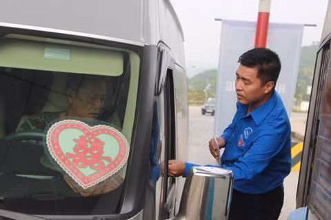 Phát tờ rơi tuyên truyền cho lái xe