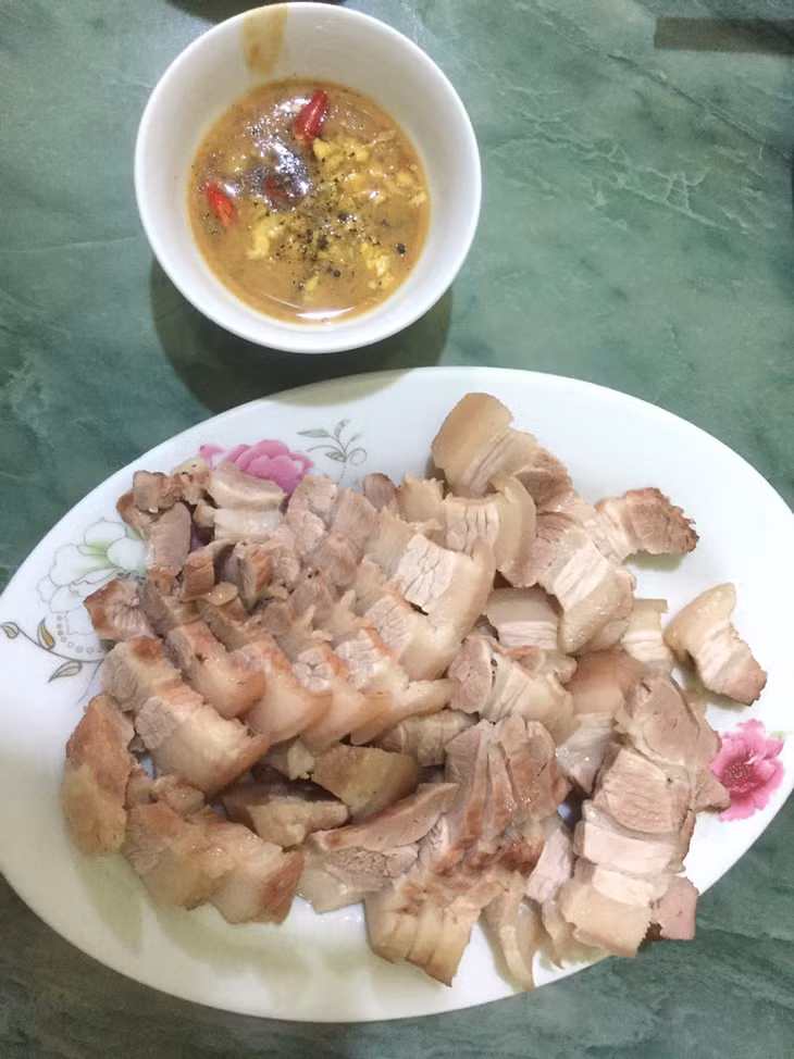 Thịt ba chỉ luộc chấm mắm rươi mang lại hương vị khó quên.