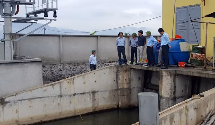 Đồng chí Đặng Huy Hậu kiểm tra tiến độ xây dựng trạm bơm tiêu Đầm Trũng, xã Hồng Thái Tây