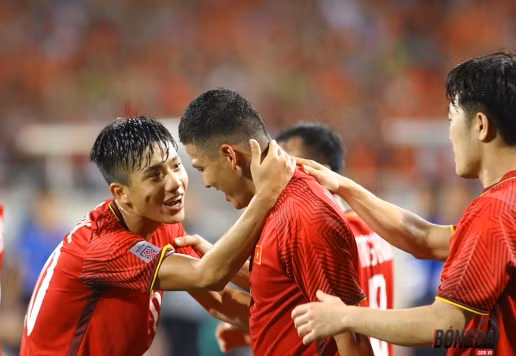  ĐT Việt Nam nhận hơn 1 tỷ đồng tiền thưởng sau chiến thắng 2-0. Ảnh: Đình Viên.