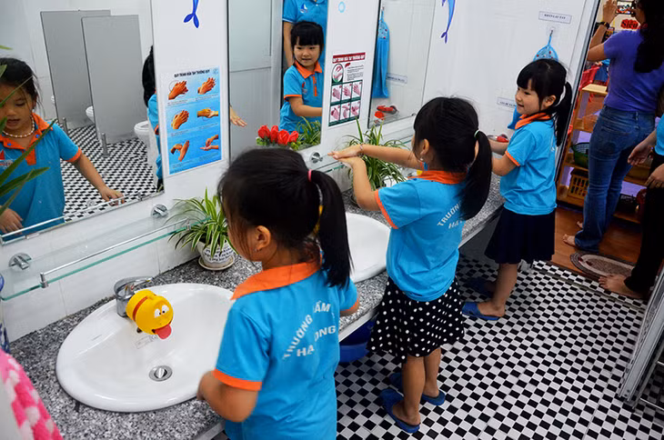 Nhà vệ sinh đẹp, hiện đại của Trường Mầm non Hạ Long (TP Hạ Long)