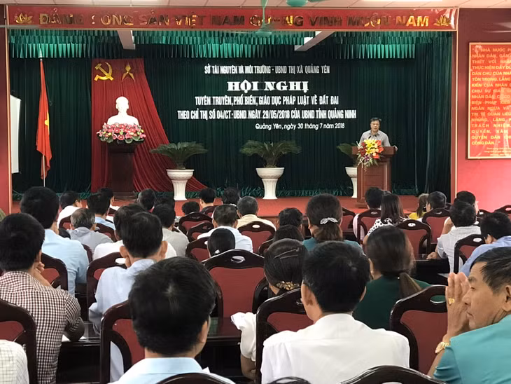 Thị xã Quảng Yên tổ chức phố biến, giáo dục pháp luật về đất đai cho đội ngũ cán bộ cấp xã.
