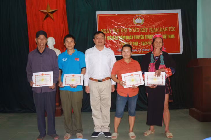 Các gia đình văn hoá tiêu biểu của thôn Ngàn Phe được UBND xã Đồng Tâm khen thưởng