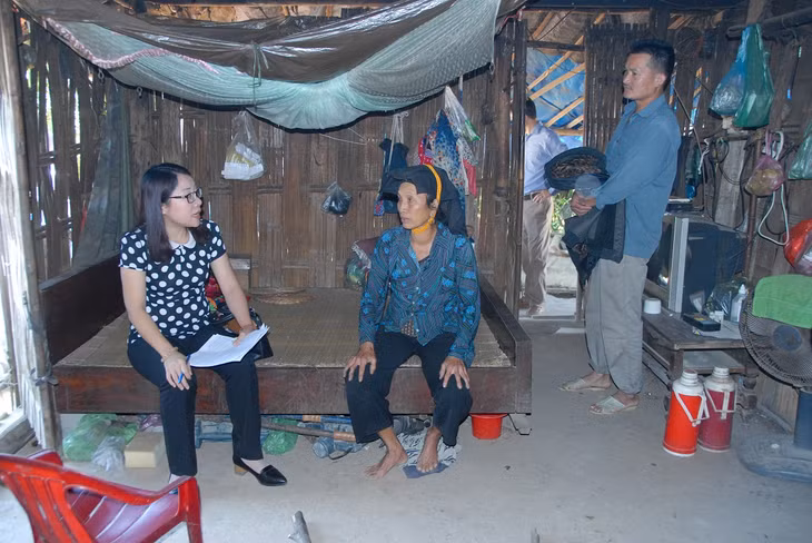 Đoàn giám sát của HĐND tỉnh khảo sát công tác hỗ trợ hộ nghèo phát triển sản xuất tại xã Tân Dân