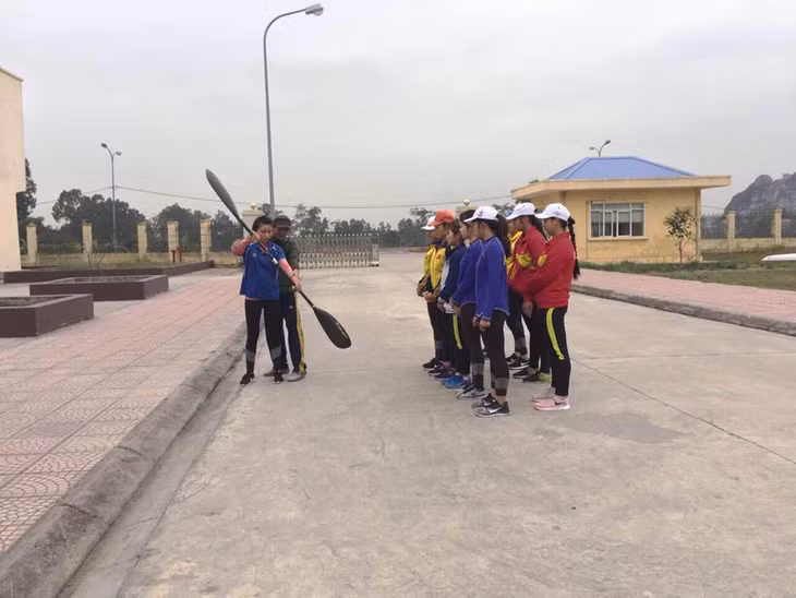 Đội tuyển đua thuyền Canoeing đang luyện tập tại Trung tâm Huấn luyện và Thi đấu TDTT TP Hải Phòng 
