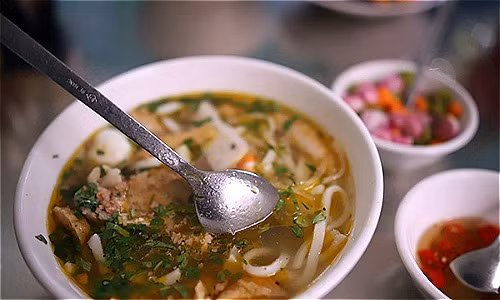 Hầu hết các quán ăn trên địa bàn quận Hải Châu đã dùng thìa không có rãnh. Ảnh: Nguyễn Đông.