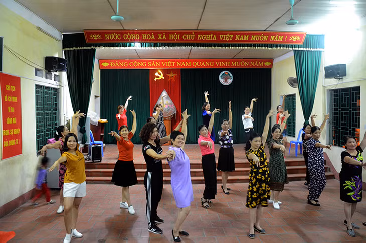 Chị Phan Thị Hà (áo đen) dạy nhảy khiêu vũ thể thao cho các chị em phụ nữ khu 1, phường Giếng Đáy, TP Hạ Long.
