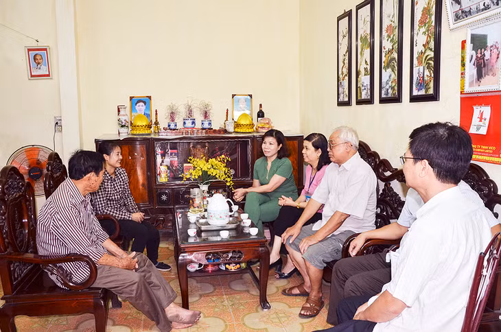 Đồng chí Bùi Thị Bính – Phó Bí thư TT Thành ủy cùng các đồng chí lãnh đạo phường Cẩm Thạch, khu phố Nam Thạch A trò chuyện, động viên gia đình chị Nguyễn Thị Thanh Xuân 