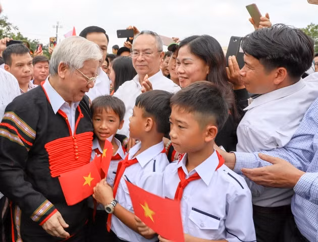 Tổng Bí thư, Chủ tịch nước chung vui Ngày hội Đại đoàn kết cùng đồng bào xã Dur Kmăl, huyện Krông Ana, Đắk Lắk.