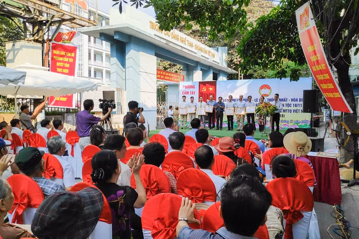 Lãnh đạo TP Cẩm Phả biểu dương các cá nhân tiêu biểu của liên khu Lao Động, Thống Nhất, Hòa Bình, Lê Lợi (phường Cẩm Tây) trong Ngày hội Đại đoàn kết.