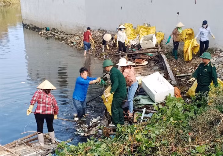 Người dân trên địa bàn huyện Hải Hà tham gia dọn vệ sinh môi trường trên địa bàn.