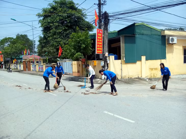 Tuổi trẻ phường Yên Giang xuống đường tham gia dọn vệ sinh môi trường