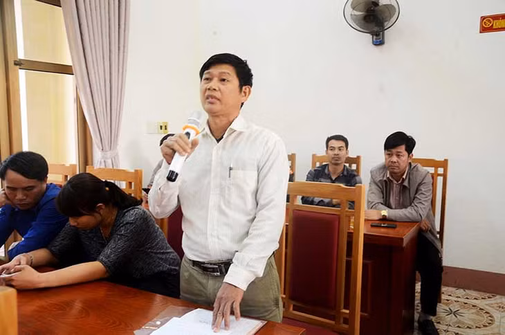 Cử tri huyện Hoành Bồ trình bày ý kiến về vấn đề ô nhiễm môi trường từ các doanh nghiệp sản xuất vật liệu xây dựng trên địa bàn.