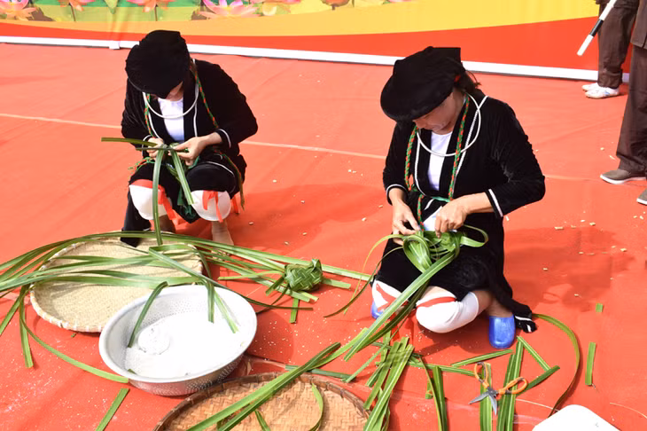 Gói bánh lá hẹ đan vỏ bánh cũng là một nghệ thuật