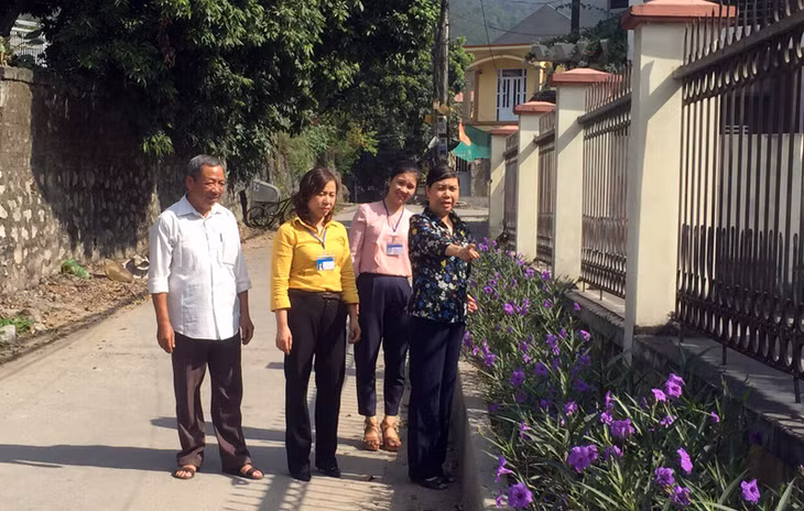 Ban Pháp chế HĐND phường Cẩm Thạch thực hiện khảo sát xây dựng tuyến phố, tuyến đường văn minh trên địa bàn.