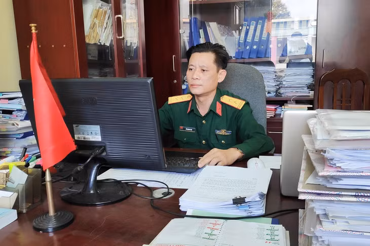Trung tá Vũ Quang Trà luôn miệt mài với công việc, thường xuyên trau dồi nghiệp vụ chuyên môn.