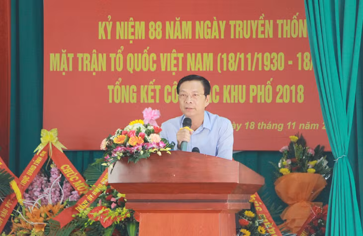 Bí thư Tỉnh ủy Nguyễn Văn Đọc phát biểu chung vui với nhân dân Khu phố 4 trong Ngày hội Đại đoàn kết.