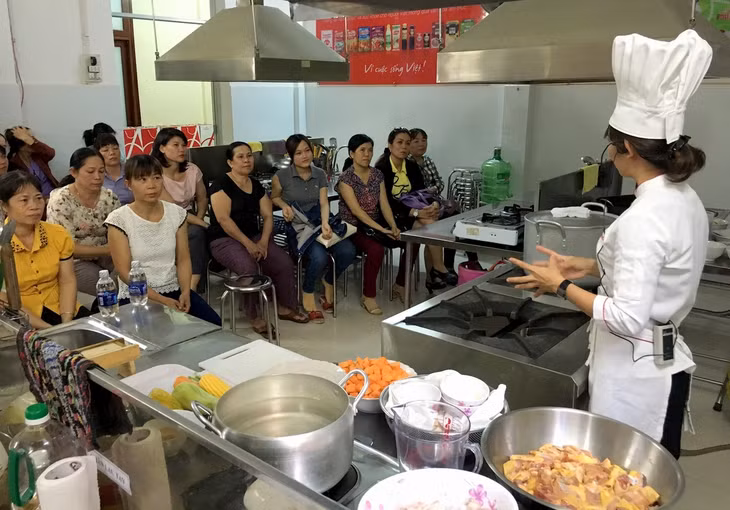 Ngành giáo dục chủ động phối hợp với các đơn vị tổ chức tập huấn kiến thức về dinh dưỡng và ATTP bữa ăn bán trú cho học sinh