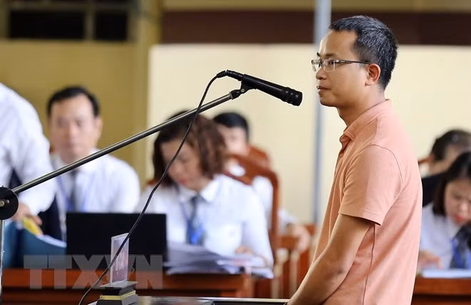 Bị cáo Kim Thanh Thủy, Trưởng phòng Core, Công ty trách nhiệm hữu hạn dịch vụ phát triển đầu tư Nam Việt trả lời trước tòa. (Ảnh: Trung Kiên/TTXVN)