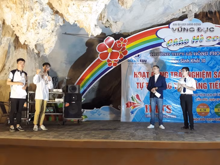 Học sinh tham gia giao tiếp bằng Tiếng Anh cùng các thầy cô giáo ở Trung tâm Tiếng Anh Ocion Edu
