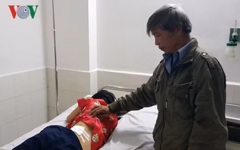 Chị Thoa được người nhà chăm sóc sức khỏe tại Bệnh viện.