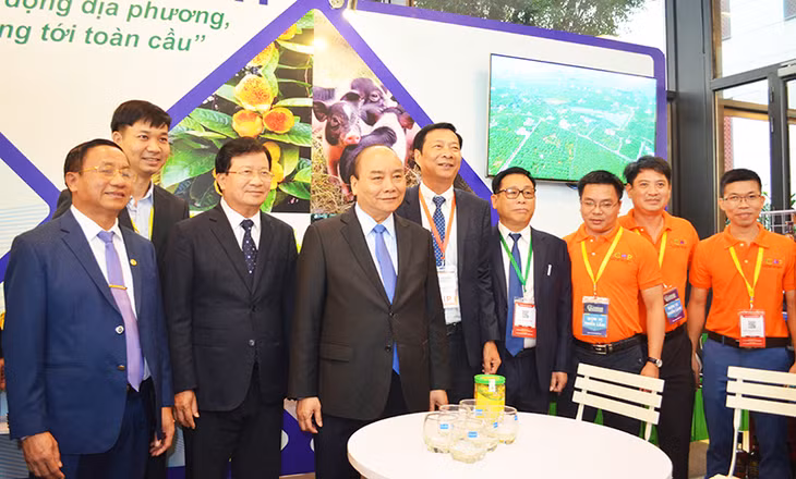 Thủ tướng Chính phủ Nguyễn Xuân Phúc chụp ảnh lưu niệm cùng đoàn Quảng Ninh
