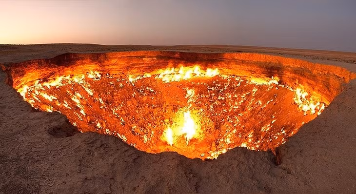 Cánh cửa Địa ngục, một cánh đồng khí đốt tự nhiên ở Derweze, Turkmenistan