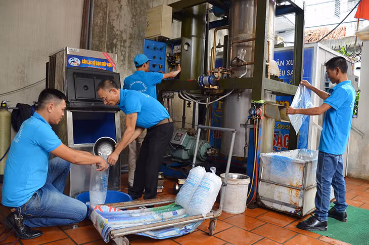 Các thành viên Câu lạc bộ tham gia sản xuất đá viên siêu sạch