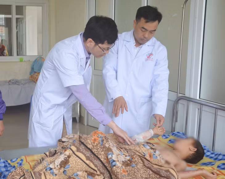 Bác sĩ Lương Toàn Thắng, Trưởng Khoa Chấn thương Chỉnh hình, BVĐK tỉnh hỗ trợ chuyên môn cho bác sĩ TTYT huyện Đầm Hà