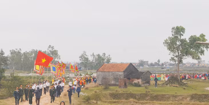 Lễ hội đình Vạn Ninh thu hút đông đảo người dân và du khách.