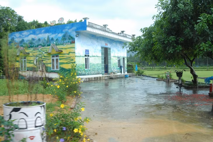 Từ một khu dân cư hẻo lánh, xóm họ Đặng ở xã Hải Sơn (TP Móng Cái) trở thành điểm đến thú vị bởi sự thay đổi tích cực về môi trường nông thôn và những ngôi nhà vẽ được phủ kín bằng tranh tường.