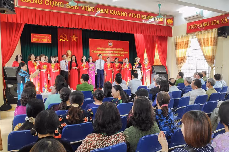 Nhân dân khu phố 4, phường Hồng Hà (TP Hạ Long) biểu diễn văn nghệ chào mừng Ngày hội Đại đoàn kết toàn dân tộc.