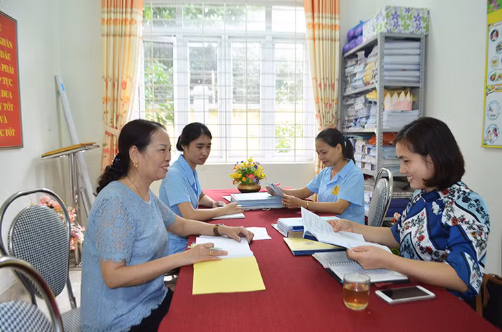 Với nỗ lực trong nghề, cô Luyến (đầu tiên, bên trái) đã nhận được sự tín nhiệm từ đồng nghiệp, phụ huynh 